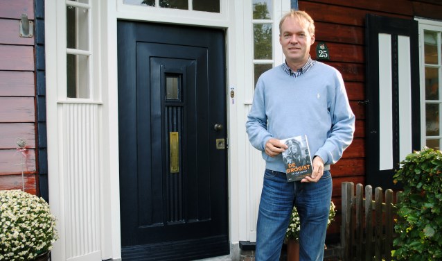 Naarder Sicco Reeskamp, de kleinzoon van Gerard, met het boek over zijn opa.