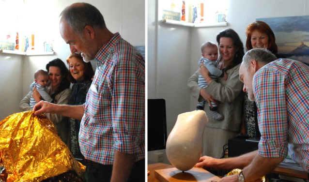 Terwijl Hans Burggraaff het beeld uitpakt, kijken Max, zijn moeder Sonja en beeldhouwster Anna van Roomen toe.