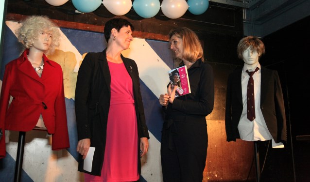 Eerste exemplaar is voor Jacqueline Prins, directeur emancipatie van OCW (rechts)
