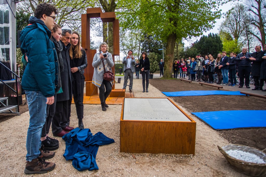 Maurits Cohen met zijn kleinkinderen Elise, Tim en Daniëlle bij het zojuist door hen onthulde monument.