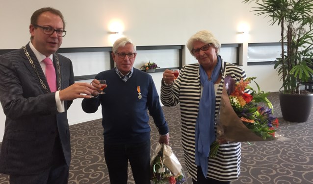 Burgemeester Van Benthem toost met het echtpaar Wolters