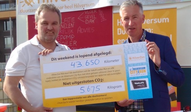 Aernoud Olde (links) overhandigde de cheque aan Dick Slootbeek.