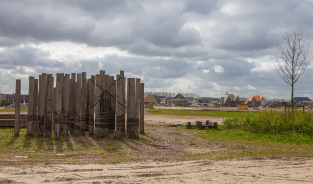 Het kunstwerk 't Tussenom in het Wachtend Land, dat er is gekomen na een prijsvraag om het braakliggende gedeelte van de wijk alvast wat aan te kleden.
