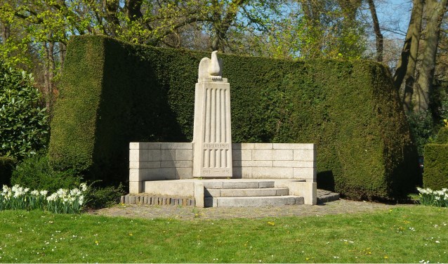 Het monument in het Burgemeester Klarenbeekpark.
