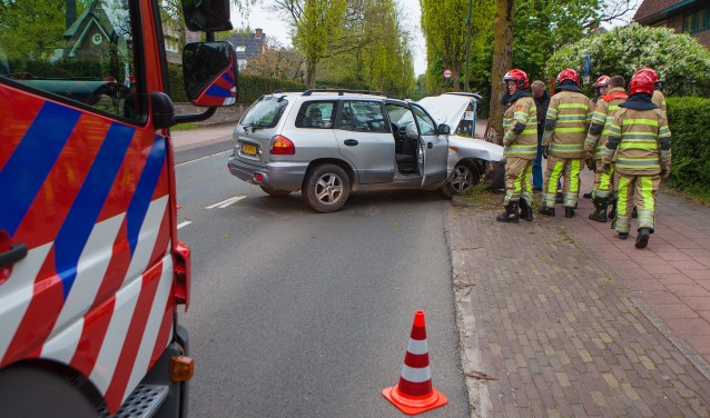 De brandweer assisteert bij het loshalen van de accupolen.