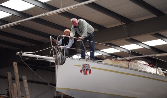 Henk Mulder en Cornelia Boom stoppen elk vrij uurtje in de bouw van de nieuwe boot Never too old.