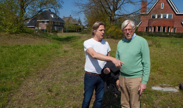 Bart Vos van de VBBN en wethouder Ton Stam bij de wadi in Laren.