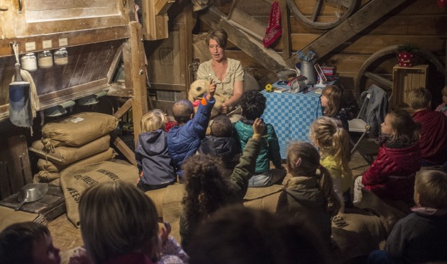 Kinderen luisteren naar molentheater