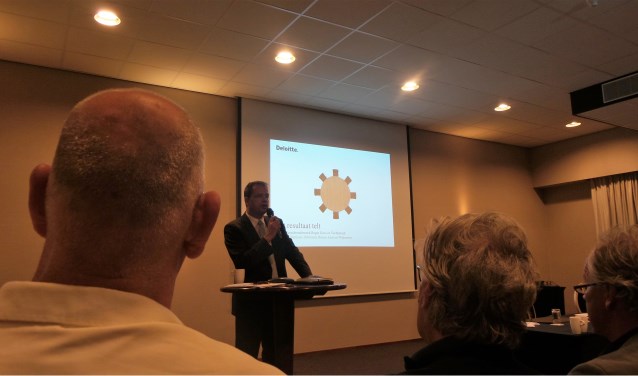 Gedeputeerde van Noord-Holland Jack van der Hoek tijdens de presentatie van het bestuurskrachtonderzoek.