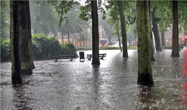 Met het afkoppelen van hemelwaterafvoer wil de gemeente wateroverlast zoals op De Brink op 28 juli 2014 voorkomen in de toekomst.
