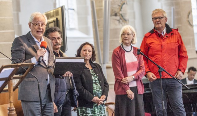 Burgemeester Bas Jan van Bochove krijgt dikke map vol handtekeningen aangeboden.