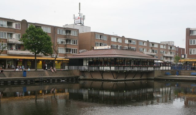 Het winkelcentrum Oostermeent in Huizen waar de steekpartij plaatsvond.