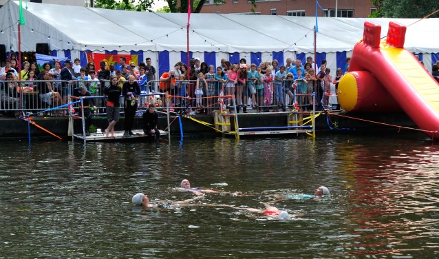 Demonstratie van synchroonzwemmers van De Meeuwen.