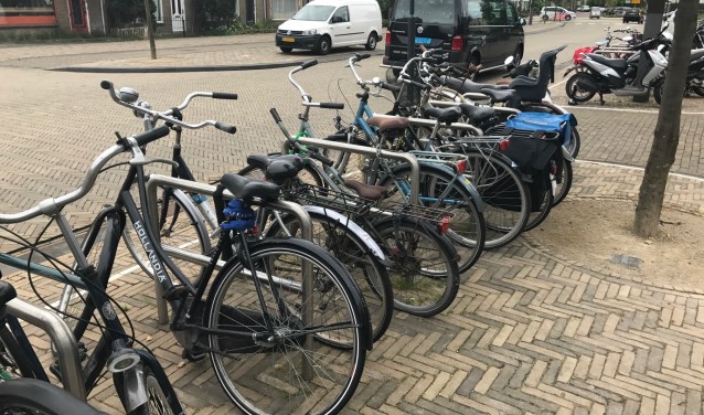 Bij winkelcentrum zijn veel plekken om fiets neer te zetten.
