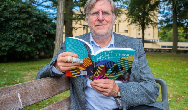 Wethouder Klamer zou zich te vaak bezighouden met zijn nevenfuncties, waaronder het schrijven van boeken.