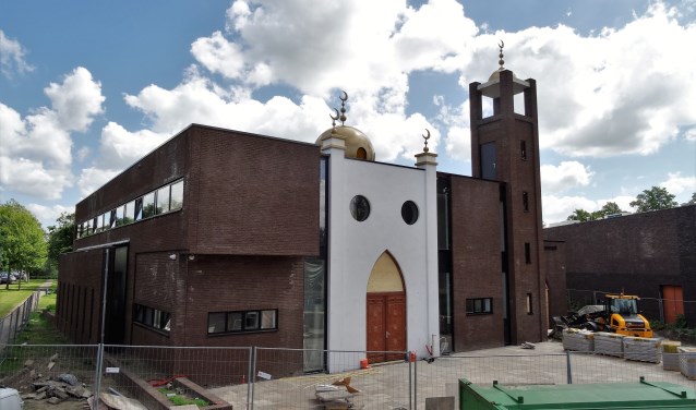 De Marokkaanse gemeenschap in Weesp bouwt deze nieuwe moskee aan de Nijhoffstraat.