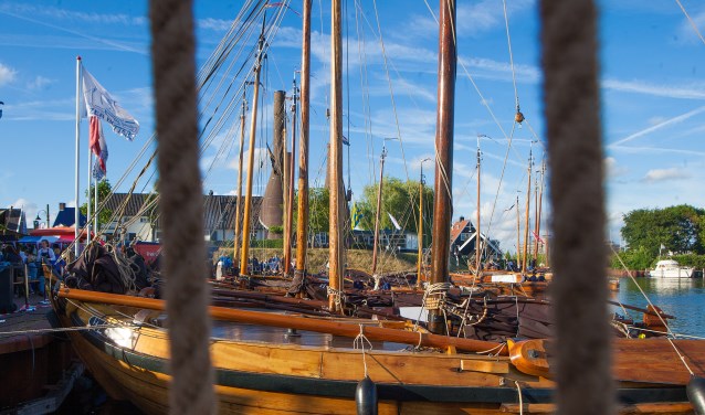 Tientallen botters lagen afgemeerd in de haven.