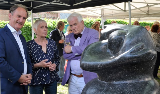 Wethouder Boland (links), beeldhouwster Ike van Cleeff en Ton Steinz bij de onthulling van het beeld.