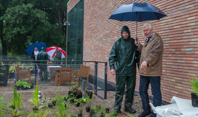 Piet Oudolf wijst de planten aan die in de door hem ontworpen daktuin mogen komen.