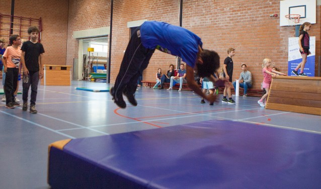 Kinderen leren hoe ze veilig sprongen kunnen maken.