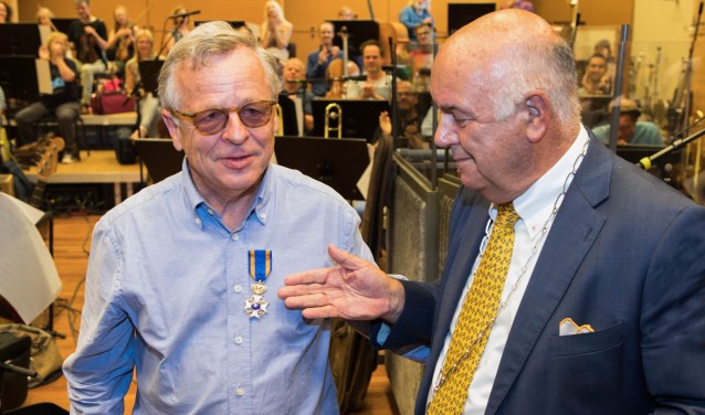Bart van Lier met burgemeester Fons Hertog en zijn net gekregen onderscheiding.