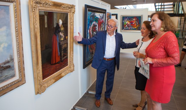 Teun Bouwer onder meer in gesprek met burgemeester Joan de Zwart (rode jurk).