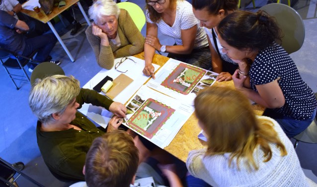 Bewoners buigen zich over een eerste concept van de inrichting van Kavel 13A.