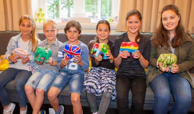 De prijswinnaars met hun olifantjes.