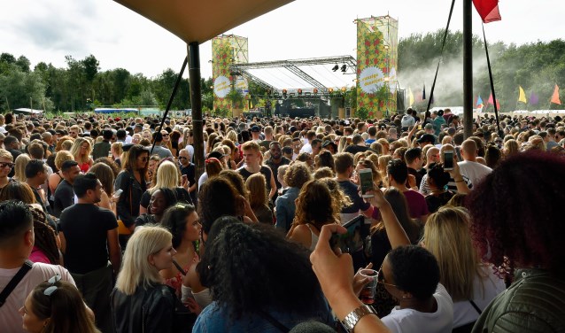Dansen en meezingen met Ronnie Flex op het Vunzige Deuntjes Stage.