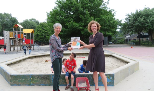 Merel Barnard (r) en Wilmi Termaat (l) van de 2e Montessorischool in Huizen.
