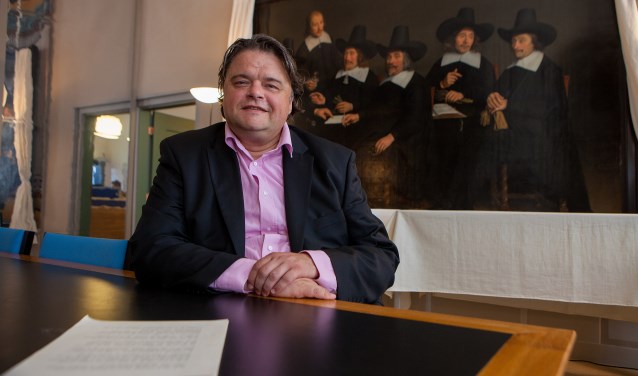 Olaf Vroom in het stadsarchief in Naarden; een pand dat zijn stichting graag wil beheren.