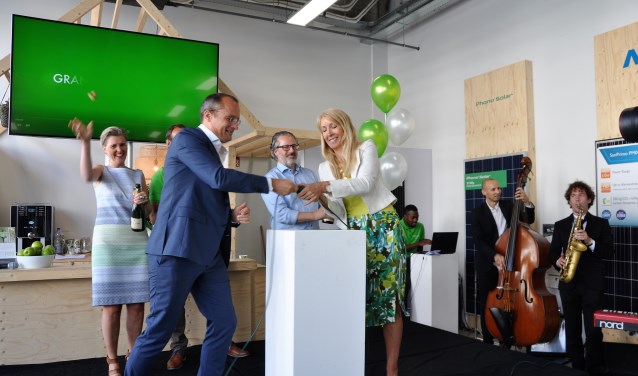 Irmelin Waalkens en Peter Desmet vieren het officiële moment, dat wordt verricht door Jan Vos en Liesbeth van Tongeren.