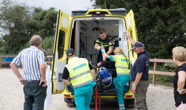 Luna wordt na behandeling in de ambulance vervoerd naar het ziekenhuis.