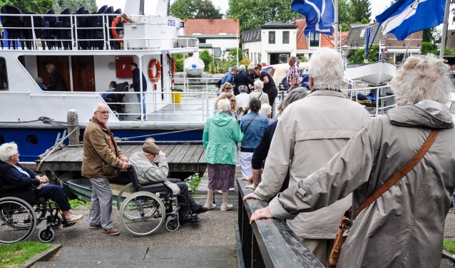 Ook Jess Optiek trekt zich het lot van eenzame ouderen aan en organiseerde vorige maand een rondvaart.