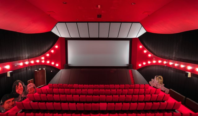 Achter het grote scherm hangt nog de rails van het oude theater.