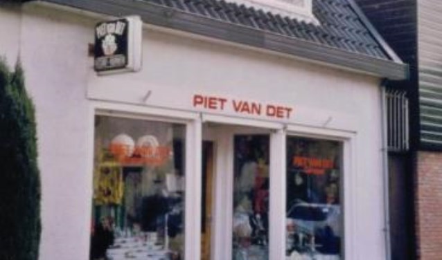 Piet van Det tot 2002 op de Gildestraat.