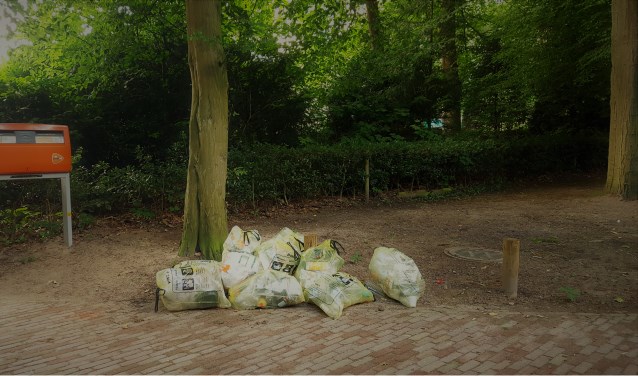 Dit trof Paul van der Maas aan vorige week zondag, volle PMD-zakken die niet waren meegenomen door de Gewestelijke Afvalstoffen Dienst (GAD).