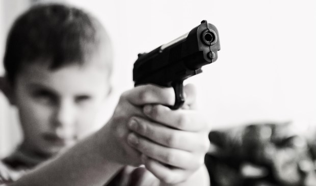 Politie: Let op met nepwapens, je kunt van afstand niet zien of ze echt of nep zijn.