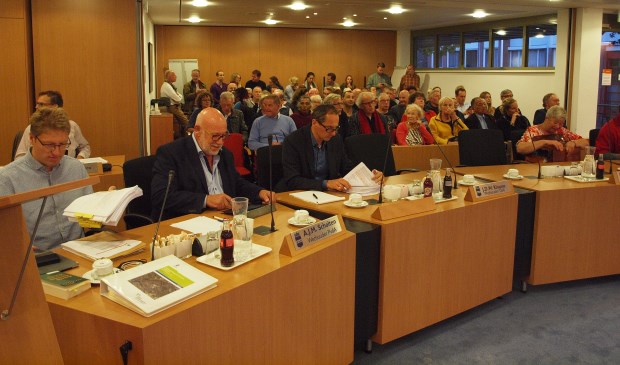 Verantwoordelijk wethouder Lex Scholten met daarachter een volle, extra grote publieke tribune.