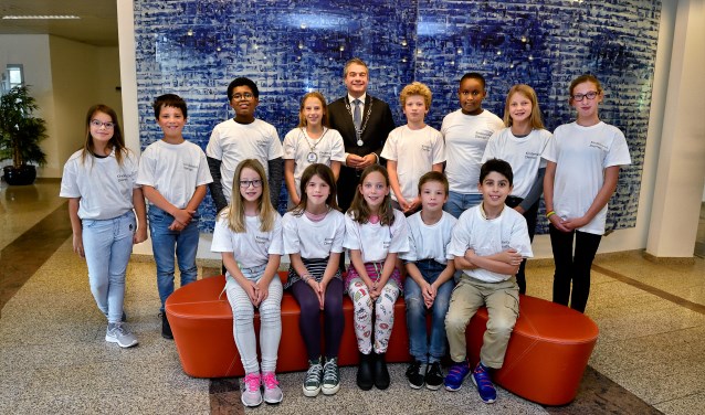 De nieuwe kinderraadsleden met de burgemeester en de kinderburgemeester van Diemen.