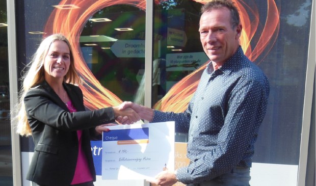 De overhandiging van de cheque aan voorzitter Hans van der Veen.