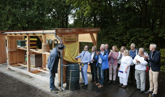 Onder luid applaus onthult burgemeester Roland van Benthem de naam van de bijenschans.
