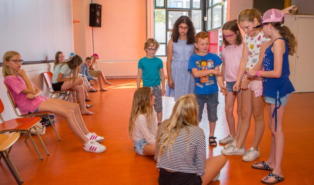 Bolletje Rolletje huurt jaarlijks de grote zaal van wijkcentrum 't Holleblok voor een week kindertoneel in de vakantie.