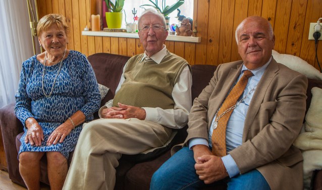Burgemeester Fons Hertog kwam het paar namens de gemeente feliciteren.
