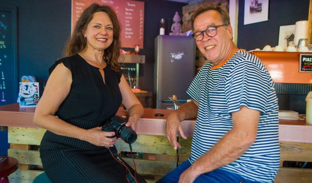 Helen Hofman en Marc Pols in het café van het pop-up-Kunstkantoor, waar zij 23 september voor het eerst een fotografiecafé houden.