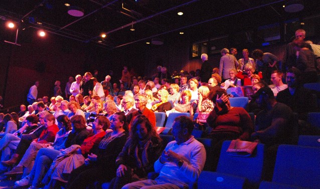 De theaterzaal loopt vol voor de seizoenspresentatie.