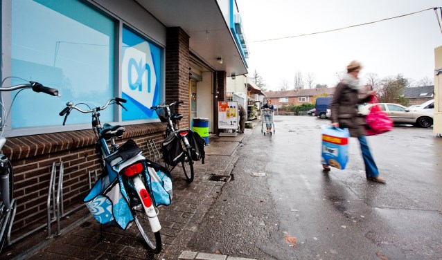 De oude Albert Heijn met parkeerterrein aan de Achtergracht.