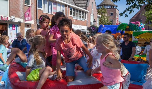 Op het Oude Raadhuisplein kunnen kinderen zich tijdens de Huizerdag weer uitleven.