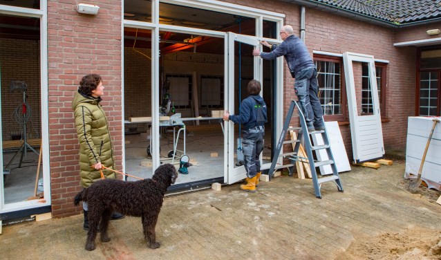 Annette Wolthers bekijkt de vorderingen aan het pand aan de Mierenmeent 122.