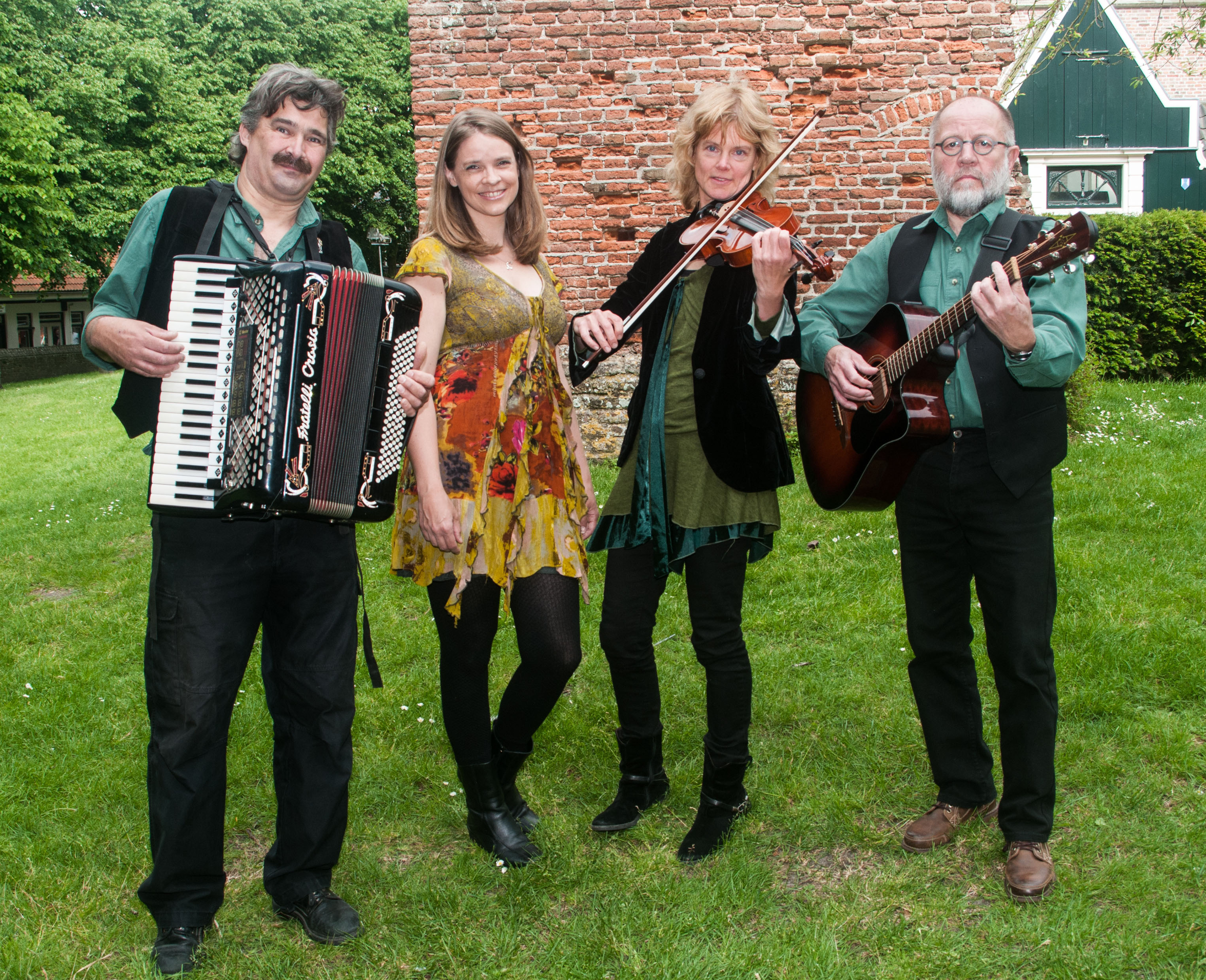 Zangeres Jolanda Traarbach, violiste Erna Sommer, gitarist John Kuiper en accordeonist Martien Tijburg vormen in de Kapel de Ierse folkband Unicorn.